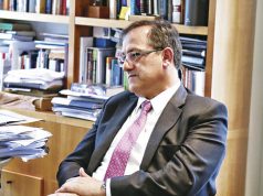 FES: exministro Beyer acusa riesgo de «pagos excesivos» para 2% de egresados