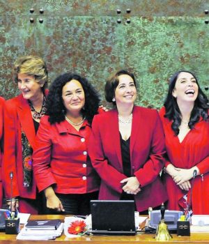 Parlamentarias mujer-pulso