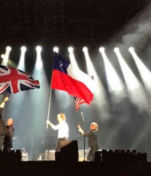 McCartney Paul Bandera chilena-tercera