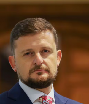 Stephan Schubert Republicano la tercera