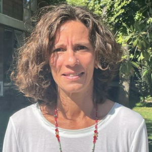 Dafne Englander-elmostrador