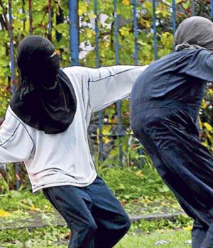 Encapuchados-La Tercera