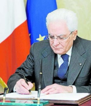 Italia-Sergio Mattarella-pulso