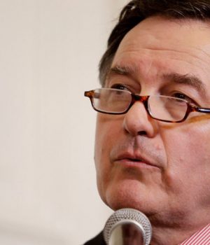 Ampuero Roberto-uno tercera