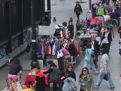 Providencia anuncia duras multas para clientes del comercio ambulante