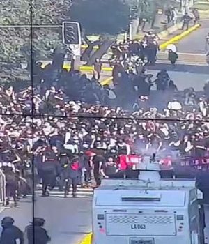 Estudiantes alameda marcha emol carabineros