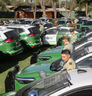 Carabineros entregan autos
