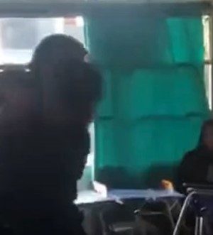 Profesor golpeado emol