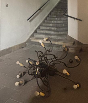 La Moneda candelabro caido-emol